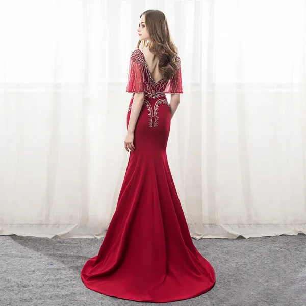 Lyx Burgundy Aftonklänningar 2018 Trumpet / Sjöjungfru Beading Kristall Rhinestone V-Hals Halterneck 1/2 ärm Domstol Tåg Formella Klänningar