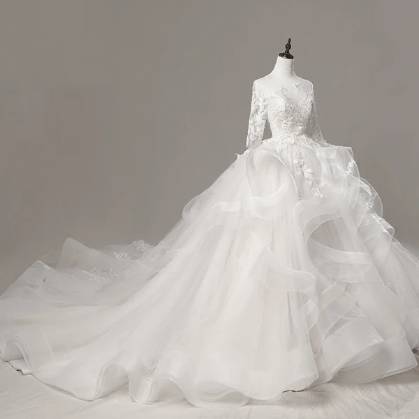 Moderne / Mode Volants en Cascade Robe De Mariée 2018 Robe Boule En Dentelle Appliques Brodé Encolure Dégagée Dos Nu 3/4 Manches Royal Train Mariage