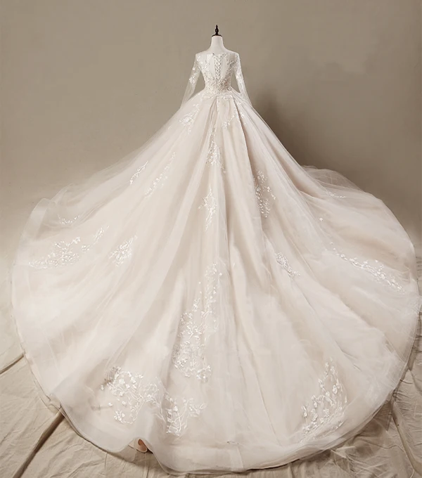 Étourdissant Robe De Mariée 2018 Robe Boule En Dentelle Appliques Brodé Encolure Dégagée 3/4 Manches Royal Train Mariage