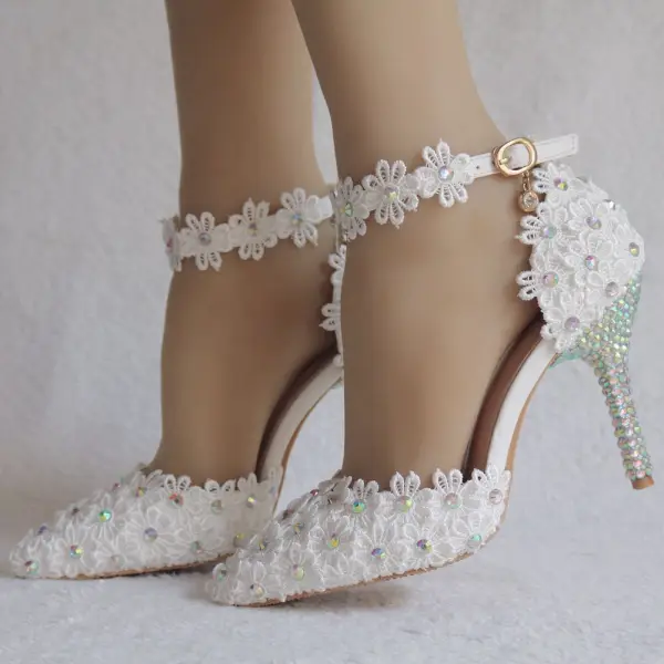 Charmant Weiß Brautschuhe 2018 Spitze Knöchelriemen Strass 9 cm Stilettos Spitzschuh Hochzeit Hochhackige