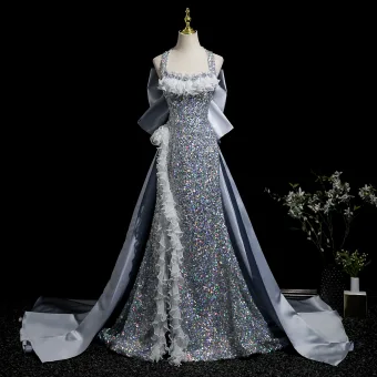Scintillantes Argenté Perlage Laser Paillettes Fendue Devant Robe De Bal 2025 Trompette Sirène Encolure Carrée Sans Manches Dos Nu Noeud Tribunal Train Robe De Ceremonie