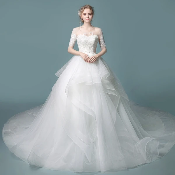 Élégant Ivoire Robe De Mariée 2018 Robe Boule En Dentelle Fleur Volants en Cascade Encolure Dégagée 1/2 Manches Cathedral Train Mariage