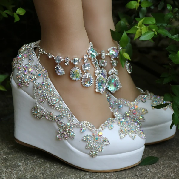Glittrande Vita Brudskor 2018 Rhinestone Kristall Pande Zote Toe Bröllop Kilklackar Sandaler