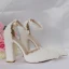 Schöne Weiß Brautschuhe 2018 Spitze Blumen Perle Knöchelriemen 8 cm Thick Heels Spitzschuh Hochzeit Hochhackige