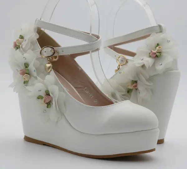 Modern / Fashion White Outdoor / Garden Womens Shoes 2018 Appliques Rhinestone Ankle Strap 9 cm Wedges Round Toe