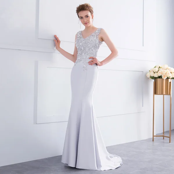 Chic / Belle Gris Fait main Perlage Robe De Soirée 2018 Trompette / Sirène Dentelle Fleur Paillettes V-Cou Dos Nu Sans Manches Train De Balayage Robe De Ceremonie