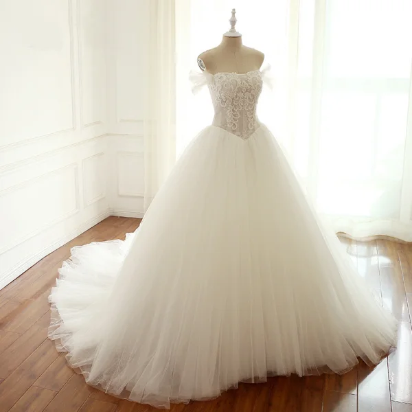 Elegante Weiß Handgefertigt Perlenstickerei Brautkleider 2018 Ballkleid Pailletten Off Shoulder Rückenfreies Ärmellos Kathedrale Schleppe Hochzeit