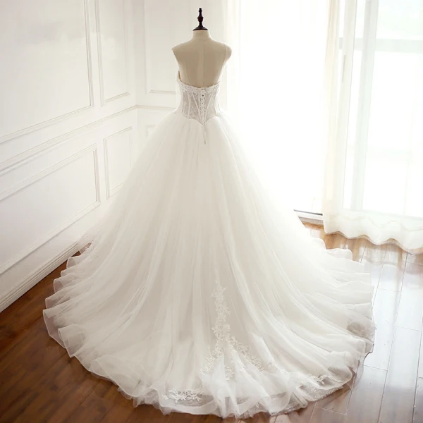 Elegant Hvit Puffy Brudekjoler 2018 Ballkjole Blonder Appliques Kjæreste Ryggløse Uten Ermer Cathedral Train Bryllup
