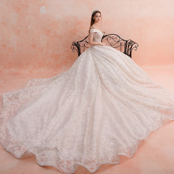 Charmant Champagner Brautkleider / Hochzeitskleider 2019 A Linie Off Shoulder Perlenstickerei Quaste Spitze Blumen Pailletten Kurze Ärmel Rückenfreies Königliche Schleppe