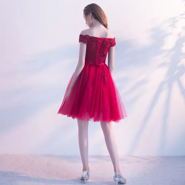 Hermoso Borgona Vestidos de fiesta 2019 A Line Princess Fuera Del Hombro Rebordear Con Encaje Flor Manga Corta Sin Espalda Cinturon Por La Rodilla Vestidos Formales