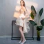 Charmant Haute Basse Champagne Robe De Cocktail 2019 Princesse Encolure Dégagée Perlage Cristal En Dentelle Fleur Manches de cloche Asymétrique Robe De Ceremonie