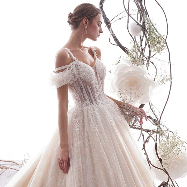 Charmant Champagne Robe De Mariée 2019 Princesse Bretelles Spaghetti Perlage Gland Paillettes En Dentelle Fleur Manches Courtes Dos Nu Cathedral Train
