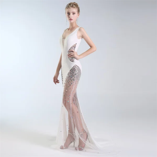 Sexy Ivoire Transparentes Robe De Soirée 2019 Trompette / Sirène V-Cou Paillettes Faux Diamant Sans Manches Dos Nu Train De Balayage Robe De Ceremonie