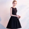 Chic / Beautiful Champagne Homecoming Graduation Dresses 2018 A-Line / Princess Bow Scoop Neck Sleeveless Knee-Length Formal Dresses