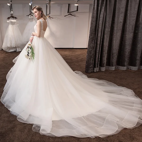 Élégant Champagne Robe De Mariée 2018 Robe Boule En Dentelle Fleur V-Cou Dos Nu Sans Manches Royal Train Mariage