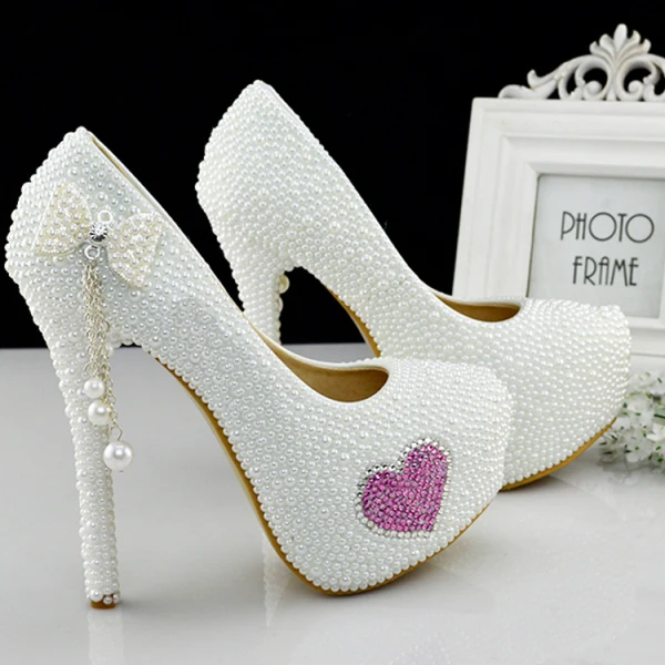 Lovely White Wedding Shoes 2019 Pearl Bow Tassel Rhinestone 14 cm Stiletto Heels Round Toe Wedding Pumps