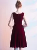 Vintage Burgund Homecoming Sukienki Na Studniówke 2019 Princessa V-Szyja Zamszowe Kokarda 3/4 Rękawy Długość do kolan Sukienki Wizytowe