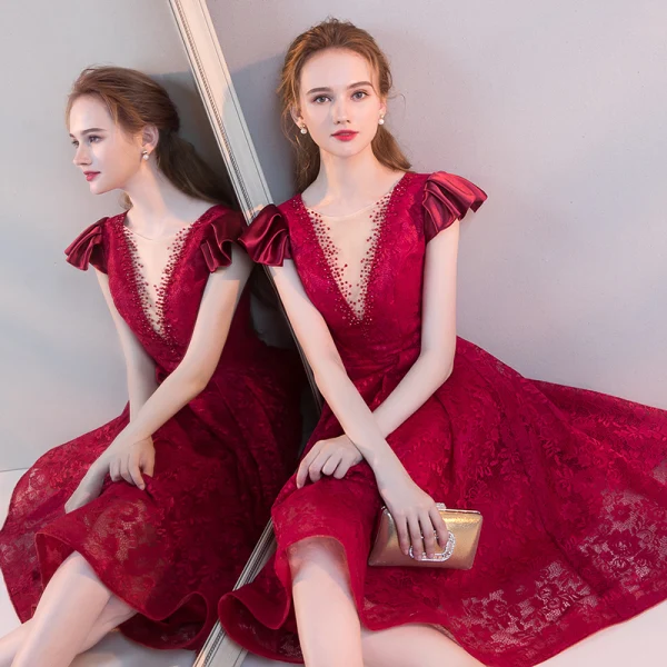 Chic / Beautiful Burgundy Homecoming Graduation Dresses 2019 A-Line / Princess Deep V-Neck Beading Lace Flower Cap Sleeves Backless Tea-length Formal Dresses