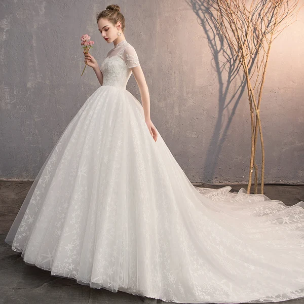 Élégant Ivoire Robe De Mariée 2019 Robe Boule Encolure Dégagée Perlage Cristal En Dentelle Fleur Manches Courtes Dos Nu Cathedral Train