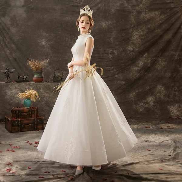 Élégant Couleur Unie Ivoire Robe De Mariée 2019 Princesse Encolure Dégagée Sans Manches En Dentelle Longue