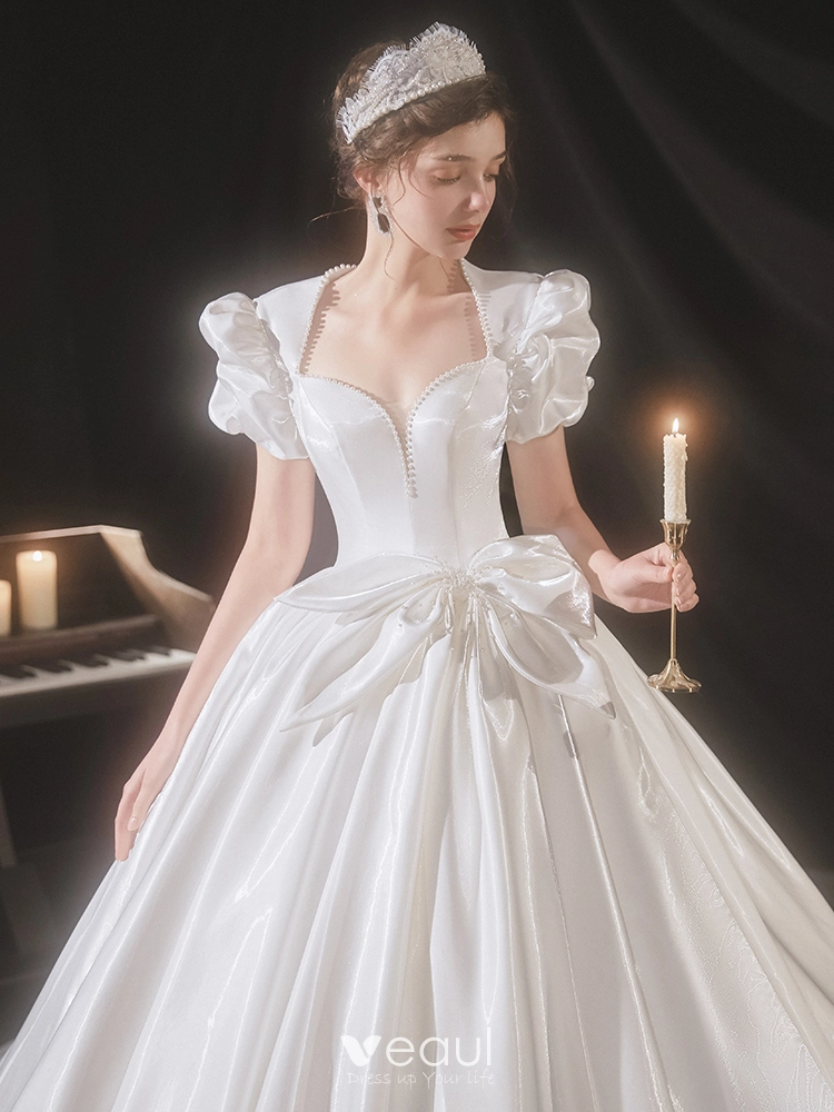 Vintage / Retro Modest / Simple Ivory Pearl Satin Wedding Dresses 2021 Ball  Gown Square Neckline Short Sleeve Backless Bow Royal Train Wedding