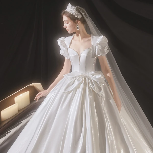 Style Victorien Vintage / Originale Ivoire Satin Robe De Mariée 2021 Robe Boule Perle Encolure Carrée Gonflée Manches Courtes Noeud Dos Nu Royal Train Mariage