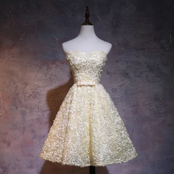 Chic Beautiful Yellow Graduation Dresses 2017 Sweetheart Sleeveless Bow Sash Backless Knee Length Formal Dresses