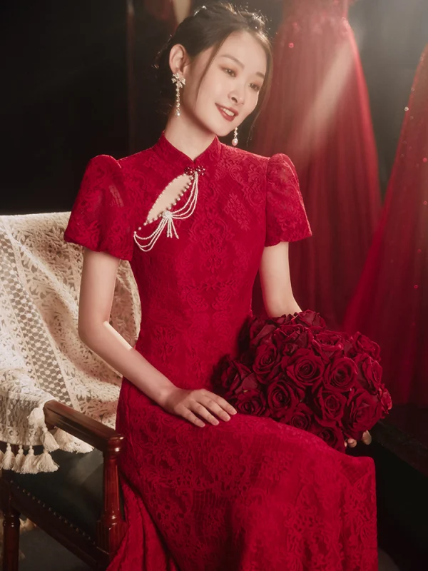Style Chinois Haut de Gamme Bordeaux Dentelle Cheongsam Robe De Soirée 2021 Princesse Col Haut Perle En Dentelle Fleur Manches Courtes Dos Nu Train De Balayage Soirée Robe De Ceremonie