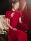 Style Chinois Haut de Gamme Bordeaux Dentelle Cheongsam Robe De Soirée 2021 Princesse Col Haut Perle En Dentelle Fleur Manches Courtes Dos Nu Train De Balayage Soirée Robe De Ceremonie