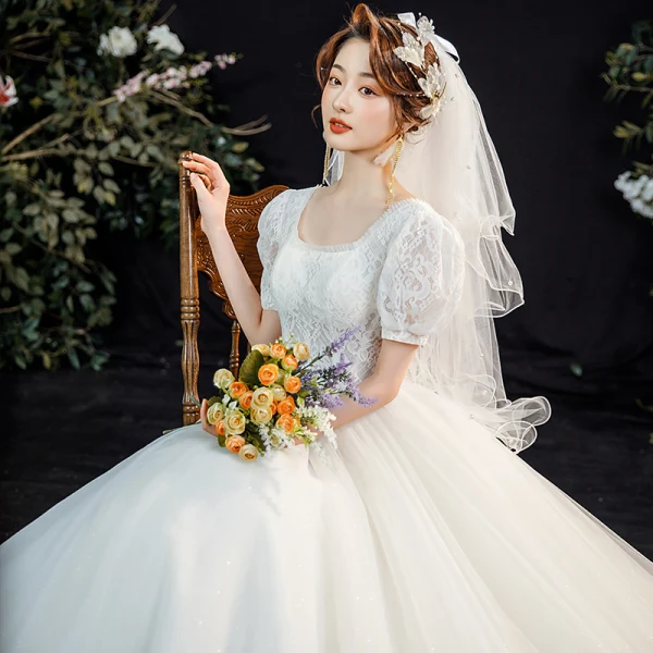 Viktorianischer Stil Vintage Ivory / Creme Spitze Blumen Brautkleider / Hochzeitskleider 2021 A Linie Eckiger Ausschnitt Kurze Ärmel Rückenfreies Hof-Schleppe Hochzeit