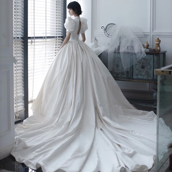 Haut de Gamme Ivoire Satin Robe De Mariée 2021 Robe Boule V-Cou Manches Courtes Dos Nu Royal Train Mariage