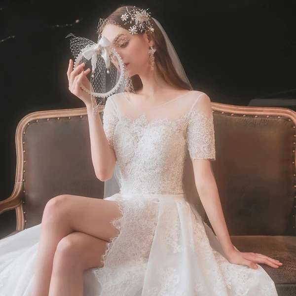 Charmant Ivory / Creme Gespaltete Front Brautkleider / Hochzeitskleider 2021 A Linie Rundhalsausschnitt Perlenstickerei Spitze Blumen Stoffgürtel Kurze Ärmel Rückenfreies Hochzeit Königliche Schleppe