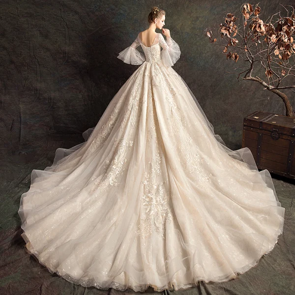 Élégant Champagne Robe De Mariée 2019 Robe Boule V-Cou En Dentelle Fleur Manches de cloche Dos Nu Cathedral Train