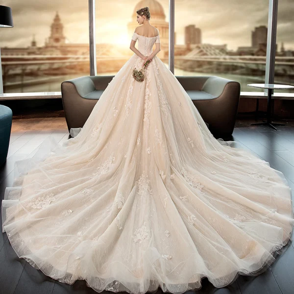 Élégant Ivoire Robe De Mariée 2019 Robe Boule Appliques En Dentelle Fleur De l'épaule Manches Courtes Dos Nu Royal Train