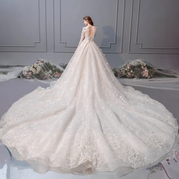 Elegante Champagne Trouwjurken 2019 A lijn Ronde Hals Parel Appliques Kant Bloem Lange Mouwen Ruglooze Royal Train
