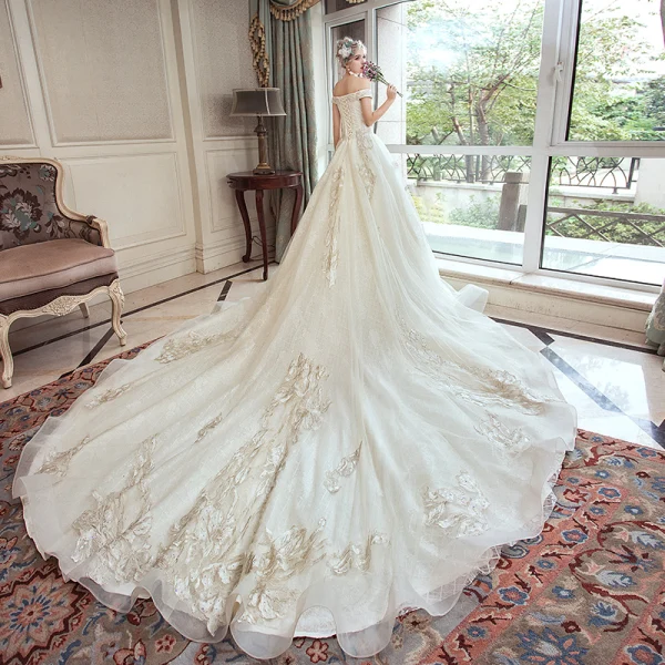 Schöne Champagner Brautkleider / Hochzeitskleider 2019 A Linie Off Shoulder Perlenstickerei Strass Spitze Blumen Kurze Ärmel Rückenfreies Königliche Schleppe