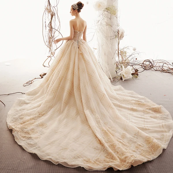 Charmant Champagne Robe De Mariée 2019 Princesse Amoureux Perlage En Dentelle Fleur Paillettes Sans Manches Dos Nu Cathedral Train