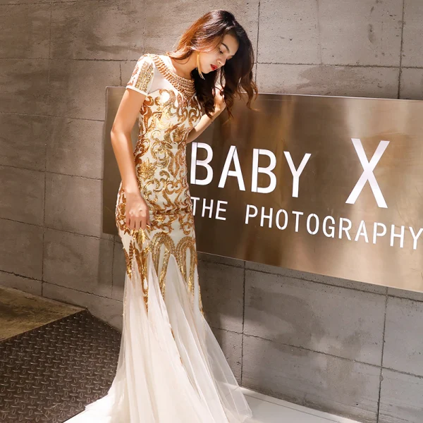 Charmant Doré Robe De Soirée 2019 Trompette / Sirène Encolure Dégagée Perlage Cristal Paillettes Manches Courtes Dos Nu Longue Robe De Ceremonie