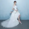 Elegante Weiß Asymmetrisch Brautkleider / Hochzeitskleider 2019 A Linie Off Shoulder Stoffgürtel Spitze Blumen Kurze Ärmel Rückenfreies