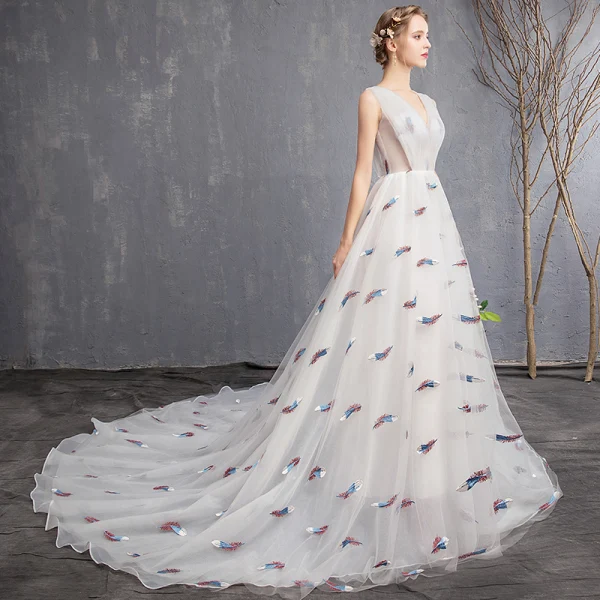 Fine Elfenben Strand Brudekjoler 2019 Prinsesse V-Hals Uten Ermer Brodert Domstol Tog