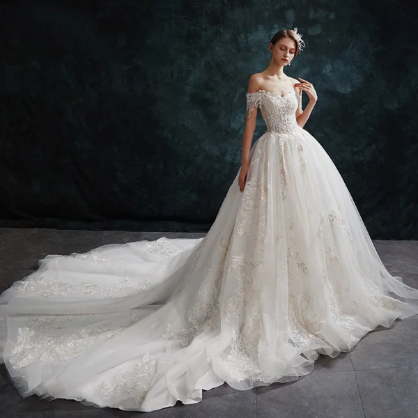 Style Audrey Hepburn Ivoire Robe De Mariée 2019 Princesse De l'épaule Paillettes Cristal En Dentelle Fleur Manches Courtes Dos Nu Cathedral Train