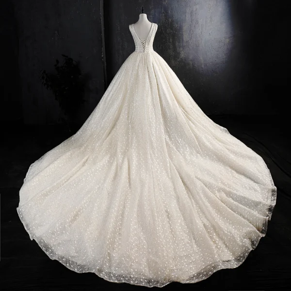 Meilleur Ivoire Fait main Perlage Robe De Mariée 2019 Princesse V-Cou Glitter Tulle Sans Manches Dos Nu Cathedral Train