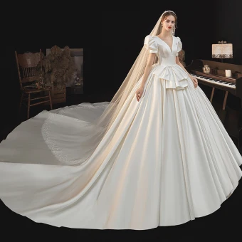 Style Victorien Ivoire Satin Robe De Mariée 2021 Robe Boule Col V Profond Manches De Cloche Dos Nu Royal Train Mariage