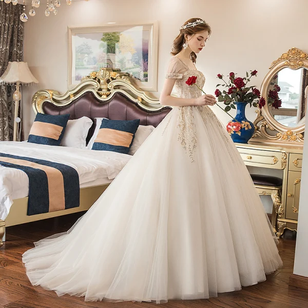 Élégant Champagne Robe De Mariée 2019 Robe Boule Encolure Carrée Perlage Paillettes En Dentelle Fleur Manches Courtes Dos Nu Train De Balayage