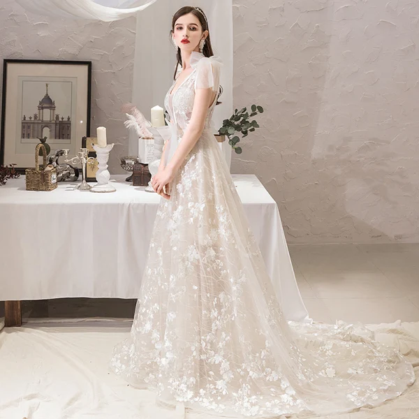Schöne Ivory / Creme Strand Brautkleider / Hochzeitskleider 2019 A Linie V-Ausschnitt Schleife Spitze Blumen Ärmellos Rückenfreies Hof-Schleppe