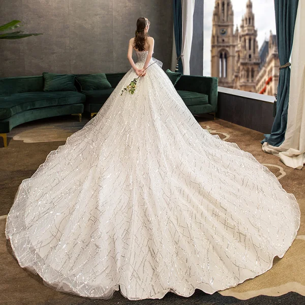 Stijlvolle Ivoor Trouwjurken 2019 A lijn Strapless Kant Ster Pailletten Mouwloos Ruglooze Royal Train