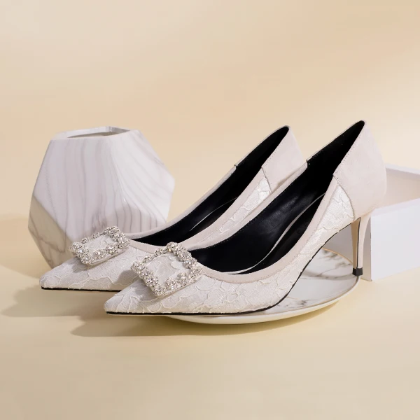 Fine Elfenben Brudesko 2019 Lær Blonder Rhinestone Spenne 7 cm Stiletthæler Spisse Bryllup Pumps
