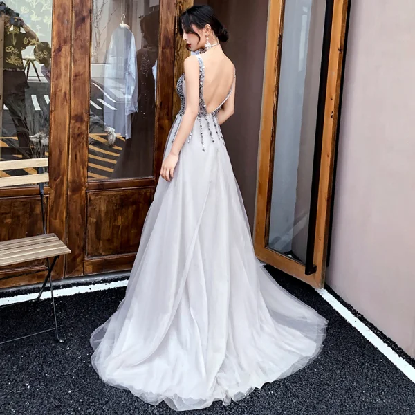 Charmant Gris Robe De Soirée 2019 Princesse V-Cou Perlage Paillettes Sans Manches Dos Nu Train De Balayage Robe De Ceremonie