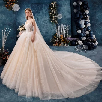 Schöne Champagner Brautkleider Hochzeitskleider 2019 Ballkleid Rüschen Bandeau Perlenstickerei Ärmellos Rückenfreies Königliche Schleppe