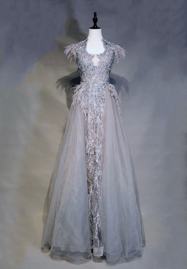 Haut de Gamme Gris Robe De Soirée 2019 Princesse U-Cou Fait main Perlage Cristal En Dentelle Fleur Sans Manches Plumes Train De Balayage Robe De Ceremonie